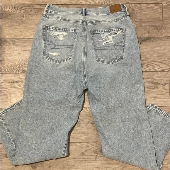American Eagle Outfitters Ripped Light Blue High-Rise 90’s Boyfriend Jeans - Picture 8 of 9